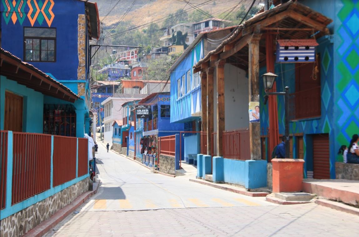 Las calles de Santa Catarina Palopó han sido pintadas con vistosos colores y diseños. (Foto Prensa Libre: Inguat)