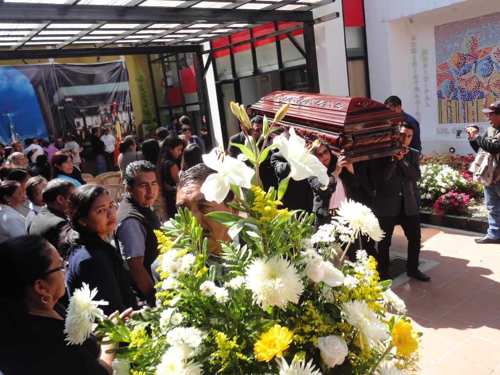 Vecinos y familiares despiden al compositor, en San Pedro Sacatepéquez. (Foto Prensa Libre: Genner Guzmán).