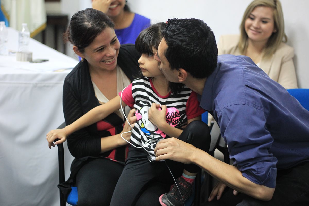 Édgar Soto besa a su hija Abigaíl, de 5 años, quien recibió implante para escuchar. Observa la madre de la niña, Priscila de Soto. (Foto Prensa Libre: Esbin García).