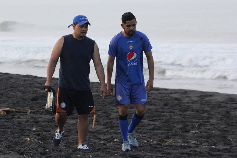 El mexicano César Morales no ha podido trabajar con normalidad en la playa de Champerico. (Foto Prensa Libre: Raúl Juárez)