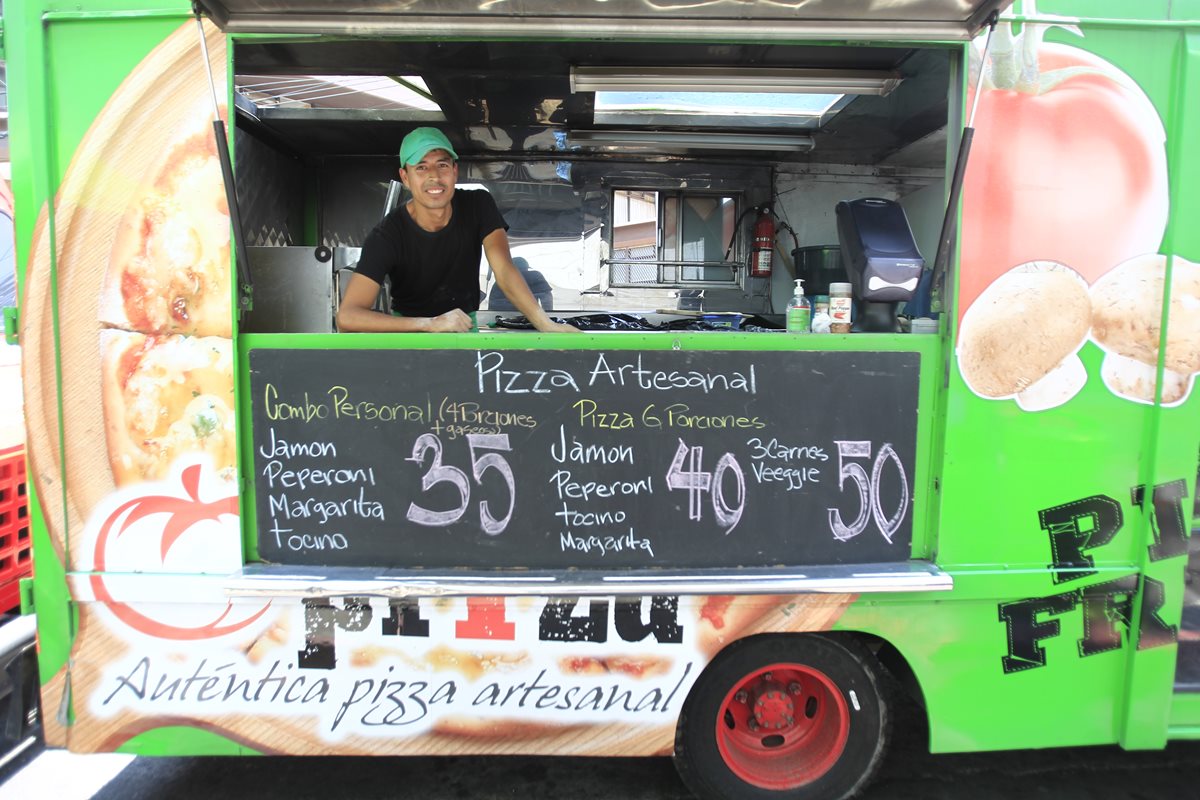 El Food Truck Pizza Truck le ofrece variedad de pizzas. (Foto Prensa Libre: Carlos Hernández).