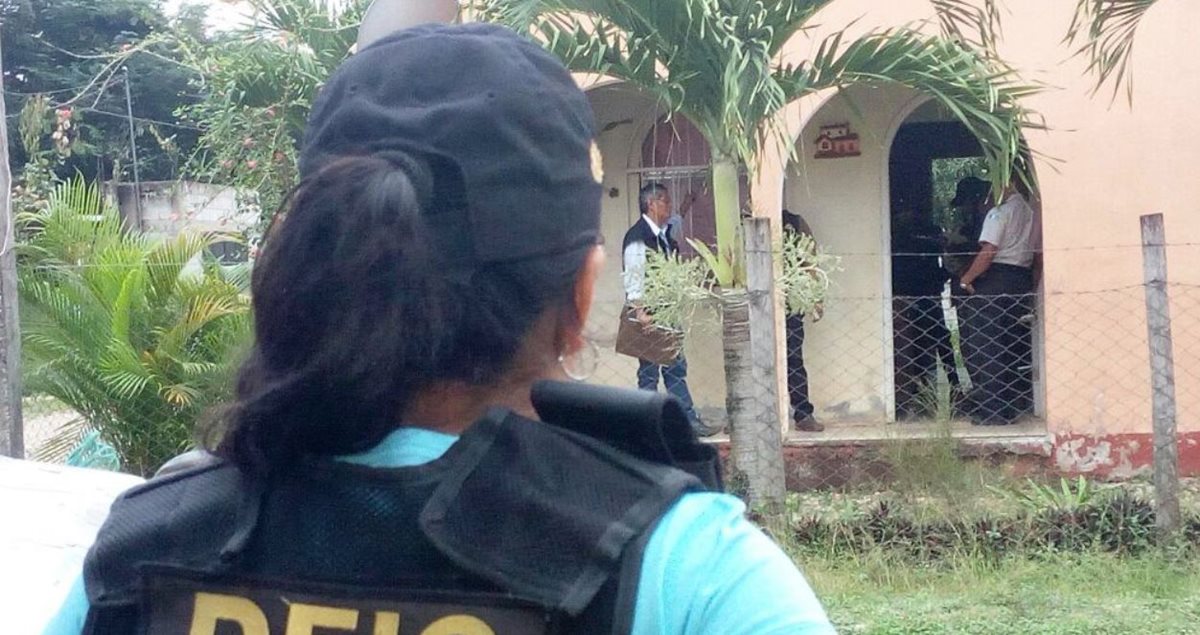 Allanamientos también son efectuados en Petén, por un caso de homicidio. (Foto Prensa Libre: PNC)