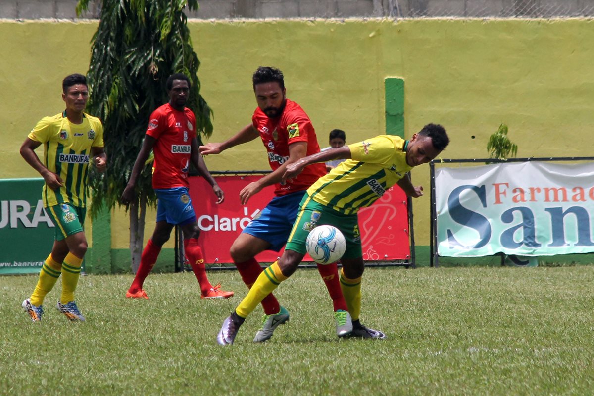El delantero rojo Carlos Kamiani Félix intenta recuperar el esférico, en el duelo que Municipal empató con Guastatoya (Foto Prensa Libre: Hugo Oliva)