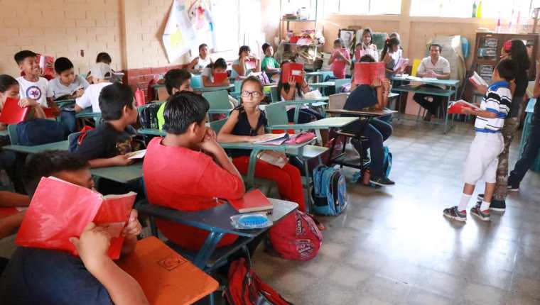 Estudiantes de la Escuela General Justo Rufino Barrios de Mazatenango fueron beneficiados porque sus docentes no apoyaron la manifestación. (Foto Prensa Libre: Cristian Soto).