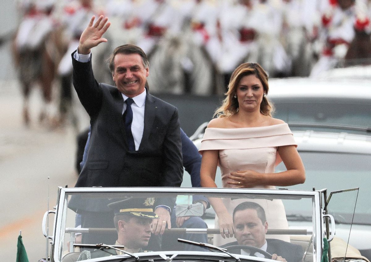 El nuevo presidente brasileño, Jair Bolsonaro, saluda junto a su esposa Michele, a bordo de un Rolls Royce en un corto recorrido para dirigirse al Palacio de Planalto, donde recibiría la banda presidencial de manos de su antecesor, Michel Temer, en Brasilia. (Foto Prensa Libre: EFE)