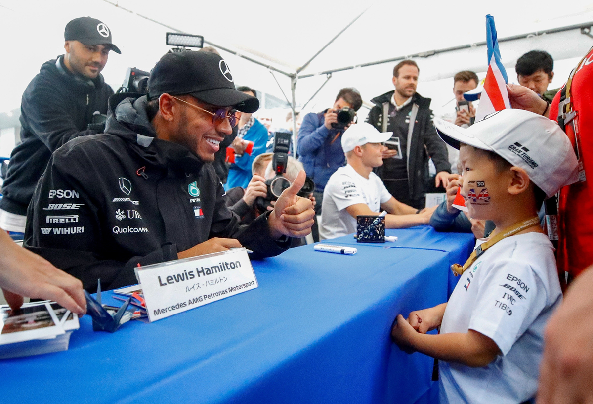El piloto Lewis Hamilton es muy querido en Asia y podría brillar en el Gran Premio de Japón. (Foto Prensa Libre: EFE)