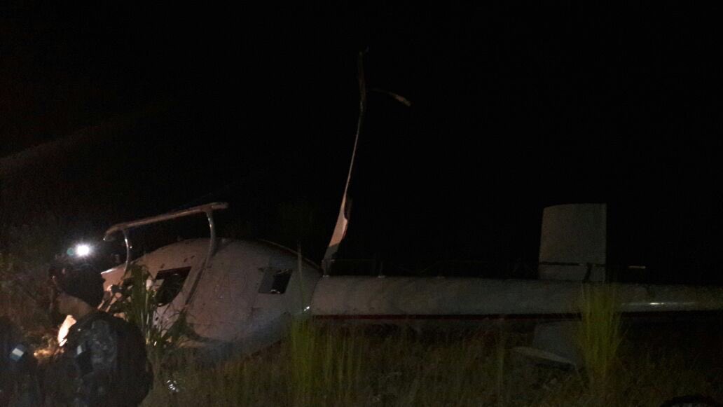 Agentes de la PNC logran salir de helicóptero accidentado en La Tinta, Alta Verapaz. (Foto Prensa Libre: Facebook)