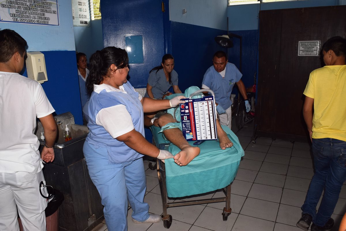 El hombre fue hallado a punto de morir en un camino de terracería. (Foto Prensa Libre: Mario Morales)