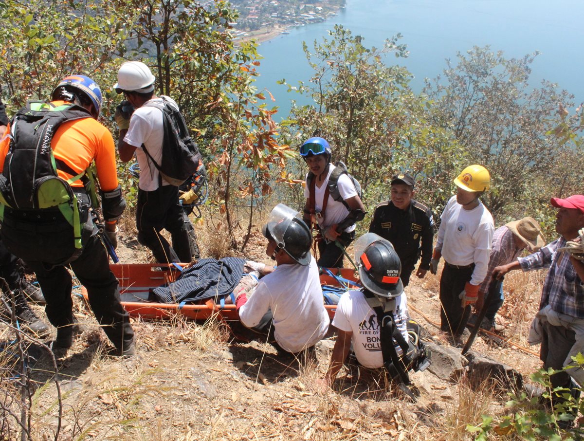 Cadáver de Fredy Sabino Cuy Morales es rescatado por Bomberos Voluntarios en San Jorge La Laguna, Sololá. (Foto Prensa Libre: Ángel Julajuj)