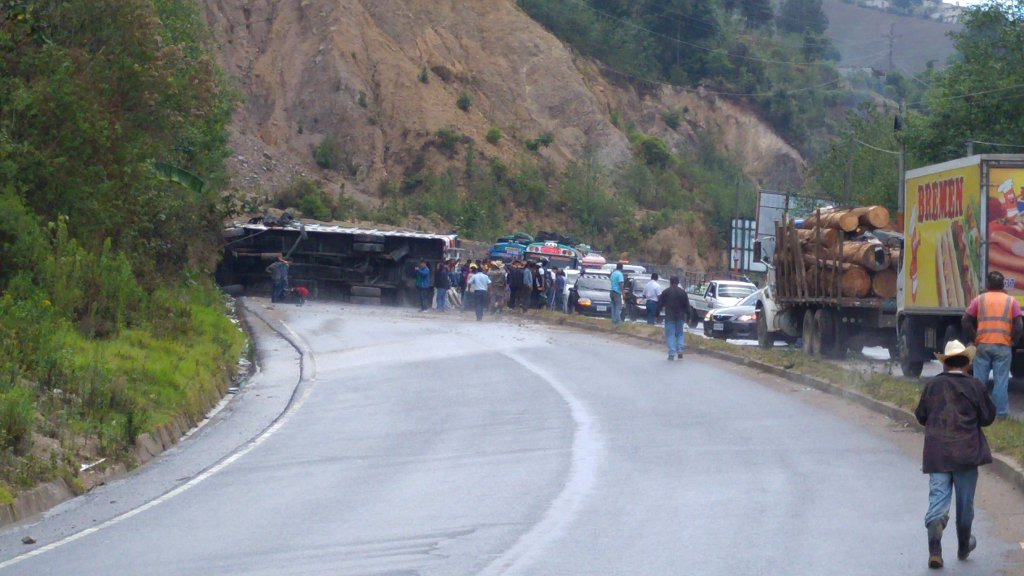 Autobús accidentado bloquea paso en el km 132 de la ruta Interamericana. (Foto Prensa Libre: Twitter @eddyorguate)