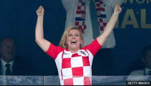 Las imágenes de Kolinda Grabar-Kitarovic celebrando a su equipo de forma efusiva dieron la vuelta al mundo. (Foto Prensa Libre: BBC Mundo)