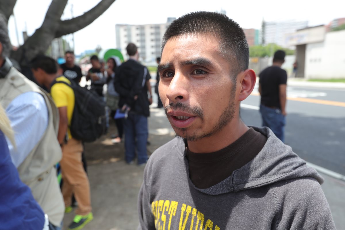 Jacinto Carrillo, con la mirada perdida, habla de su hija de 5 años que se quedó sola en EE. UU. (Foto Prensa Libre: Estuardo Paredes)