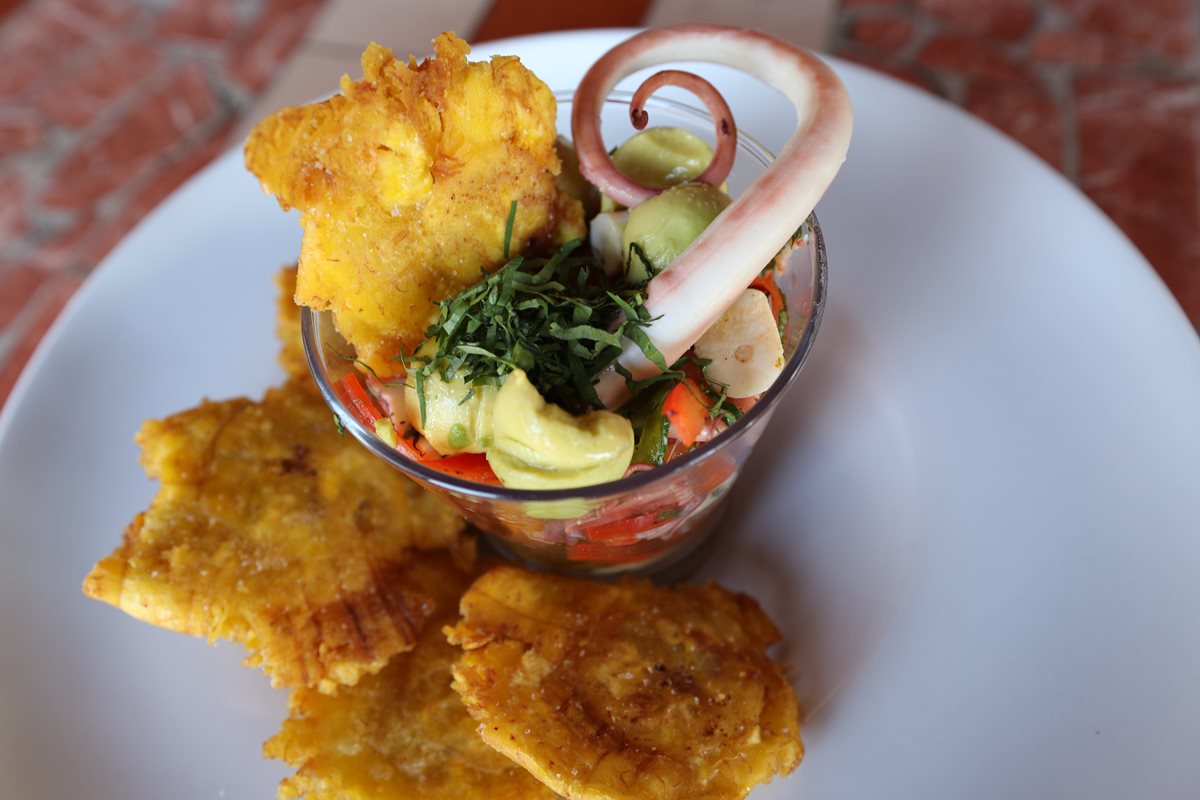 Ceviche de pulpo, acompañado con tostones de plátano, receta preparada por la chef Fabiola de Zamora. (Foto Prensa Libre, Brenda Martínez)