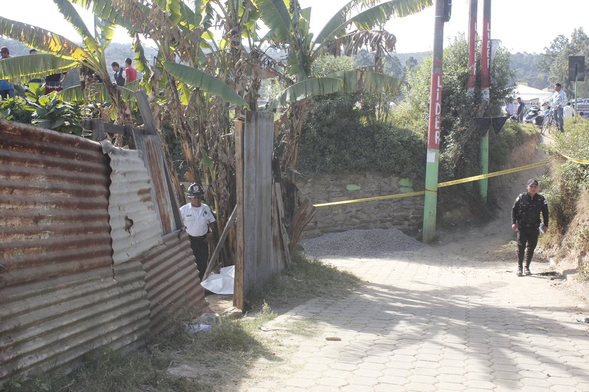 Autoridades recaban evidencias en la entrada a la vivienda de la víctima. (Foto Prensa Libre: Víctor Chamalé)