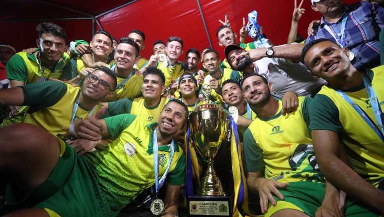 Los jugadores de Guastatoya posan para las cámaras durante la celebración del título del Clausura 2018. (Foto Prensa Libre: Jorge Ovalle)