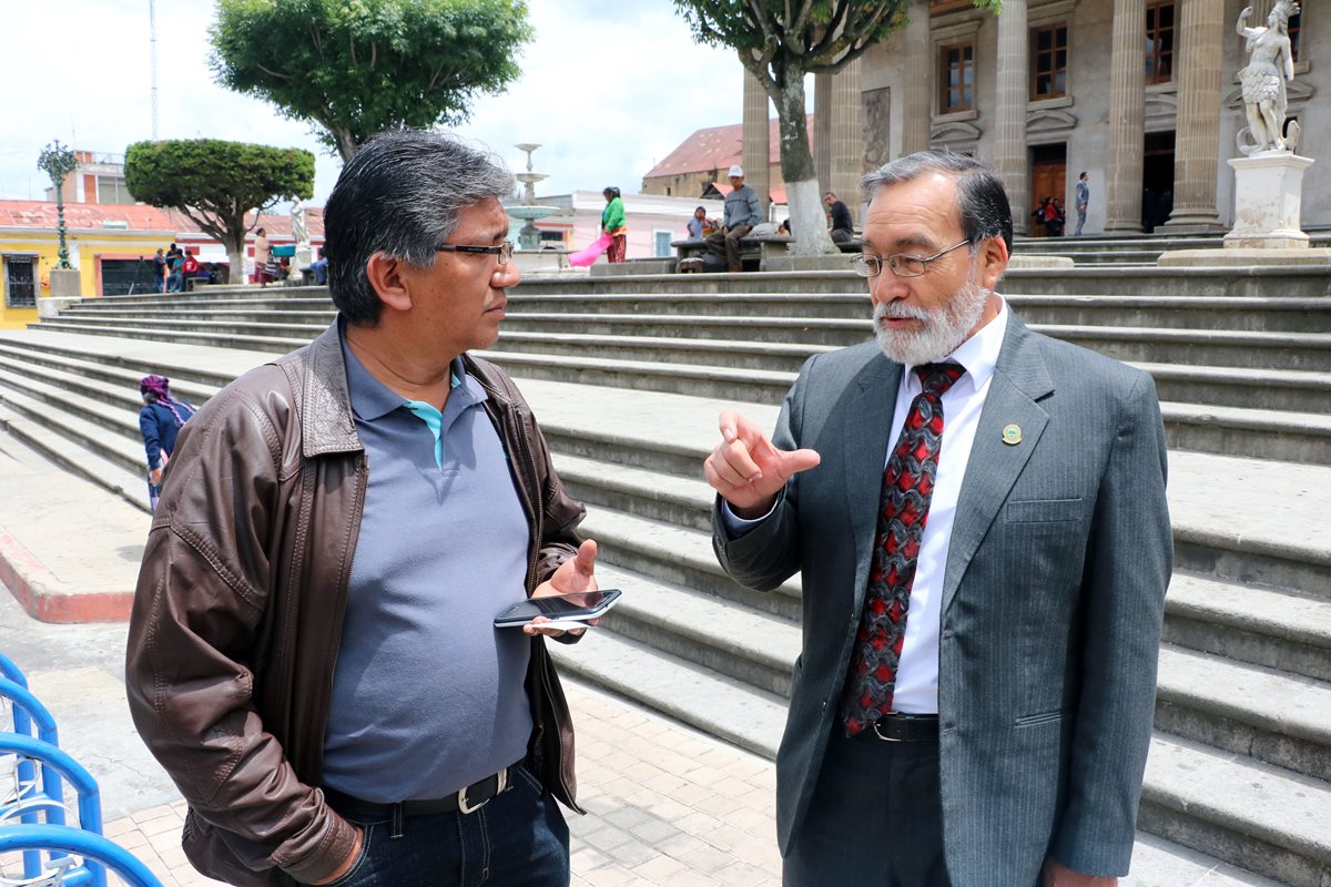Óscar Vinicio Roquel, nuevo director del Codede, conversa con Luis Grijalva, alcalde de Quetzaltenango, frente al Teatro Municipal de Xela. (Foto Prensa Libre: Carlos Ventura)