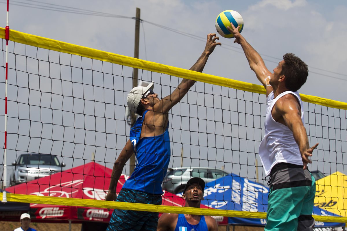 Luis García y Andy Leonardo en acción en el juego frente a Taylor y Trevor Crabb. (Foto Prensa Libre: Norvin Mendoza)