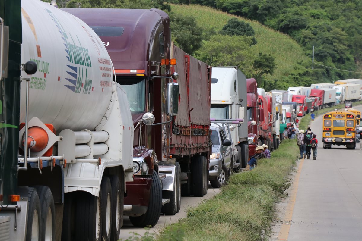 Una larga fila de vehículos se observa en la ruta al Atlántico, luego del bloqueo que efectúan campesinos en el km 53. (Foto Prensa Libre: Hugo Oliva)