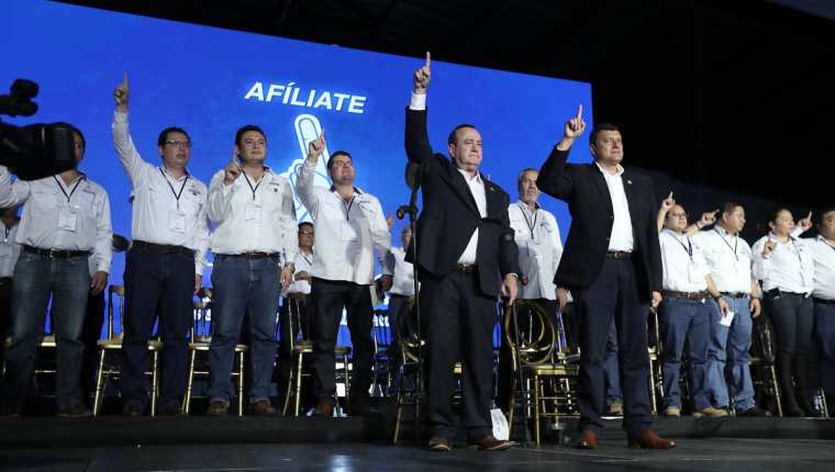 Alejandro Giammattei es proclamado como candidato presidencial por el partido Valor junto a su vicepresidenciable Guillermo Castillo. (Foto Prensa Libre: Juan Diego González)