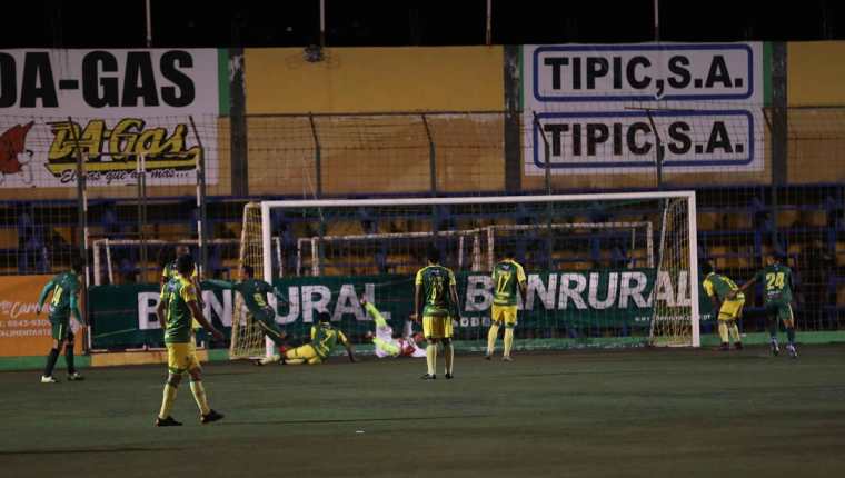 La pelota está en el fondo del arco de Petapa, mientras que Ángel Rodríguez (9) inicia el festejo. (Foto Prensa Libre: Jorge Ovalle)