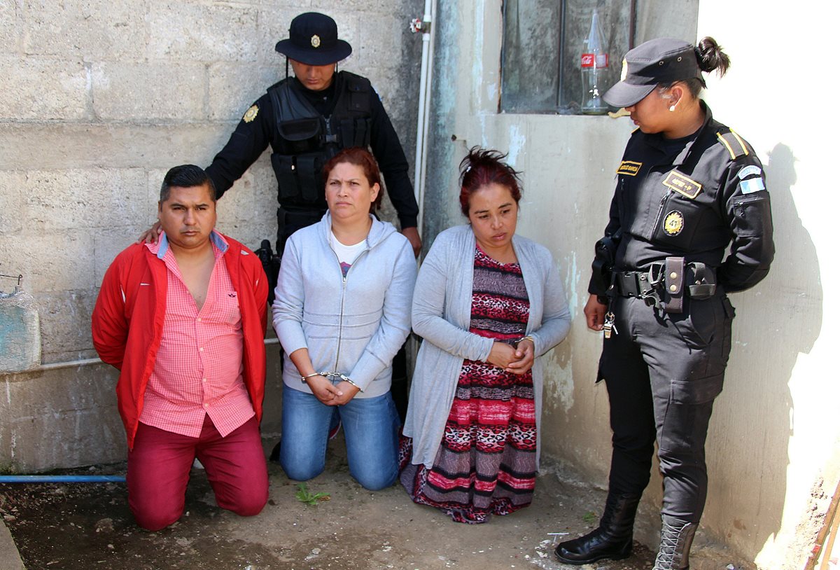 Marleny Sandoval y Ana Portillo fueron capturadas por asalto, junto con otro cómplice, en Xela. (Foto Prensa Libre: Carlos Ventura)