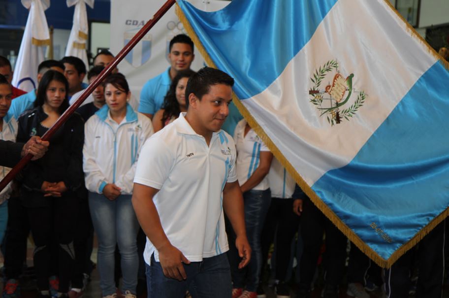 Óscar Valdizón, seleccionado de pesas, durante la juramentación antes de viajar a Colombia, en junio. (Foto Cog).