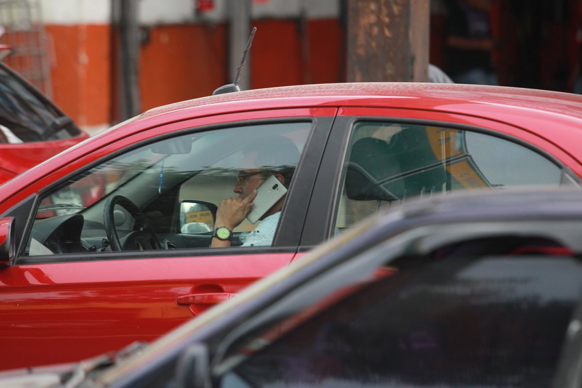 Perder la concentración mientras se maneja es una de las principales causas de accidentes de tránsito en la capital. (Foto Prensa Libre: Estuardo Paredes)