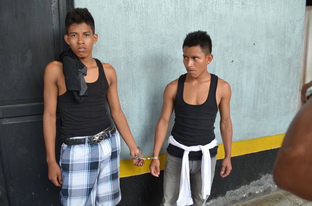 Los dos presuntos delincuentes capturados en El Asintal, Retalhuleu. (Foto Prensa Libre: Jorge Tizol).