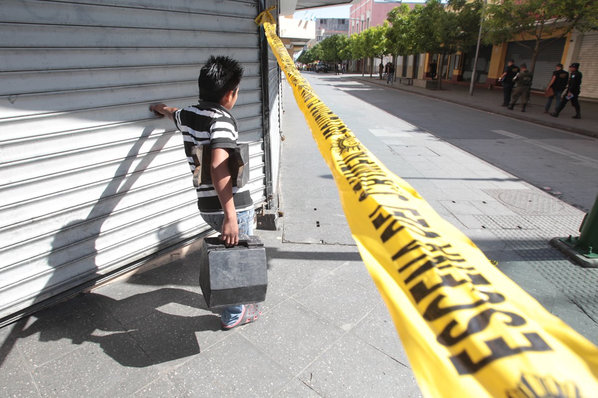 Una balacera en la Sexta Avenida con saldo mortal evidenció que persiste el peligro en este concurrido sector de la zona 1. (Foto Prensa Libre: Hemeroteca PL)