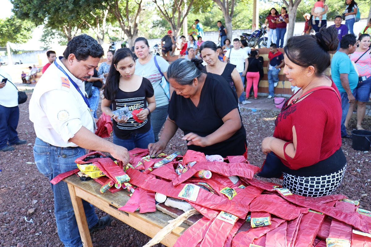 Jorge Pacheco, delegado de la Conred, hace recomendaciones a vendedoras de pirotecnia. (Foto Prensa Libre: Mario Morales)