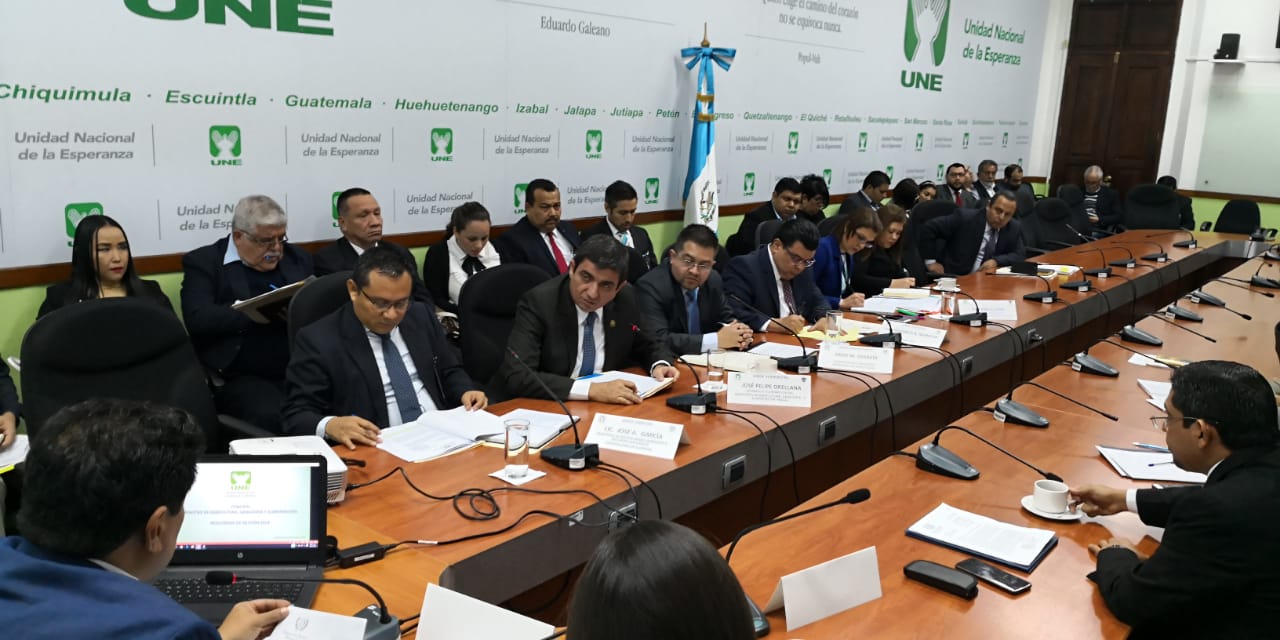 Autoridades del Maga y la Contraloría acudieron a una citación en el Congreso. (Foto Prensa Libre. Carlos Álvarez)