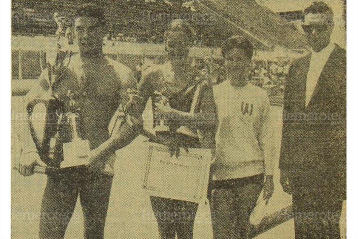 Los nadadores Guillermo Gomar, Penny Turn y Melle Rieckmann reciben sus trofeos el 6/10/1958, luego de haber quedado como campeones en la competencia centroamericana en la piscina Olímpica. (Foto: Hemeroteca PL)