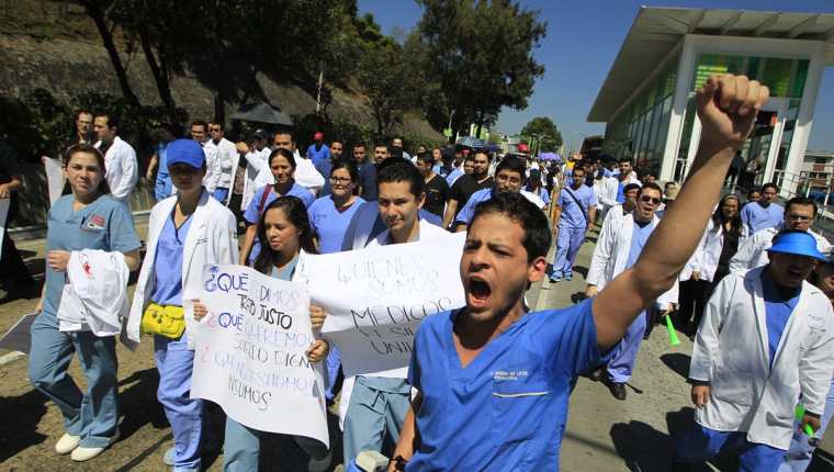Los médicos tiene un sueldo base que ronda los Q3 mil 700, más bonificaciones, por laborar en una jornada de ocho horas. (Foto Prensa Libre: Hemeroteca PL)