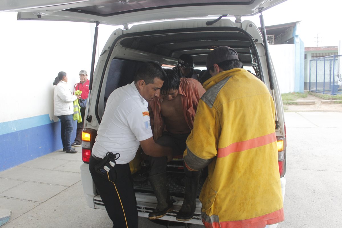 Bomberos Voluntarios trasladan a uno de los heridos al Hospital Nacional de Chimaltenango. (Foto Prensa Libre: Víctor Chamalé)