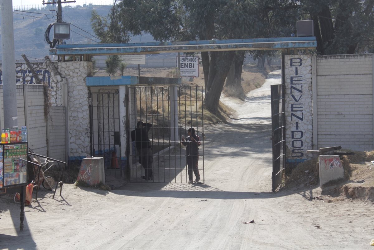 Ingreso a la prisión, donde se registró el deceso del reo, en Quetzaltenango. (Foto Prensa Libre: María José Longo).
