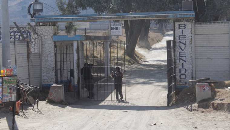 Ingreso a la prisión, donde se registró el deceso del reo, en Quetzaltenango. (Foto Prensa Libre: María José Longo).