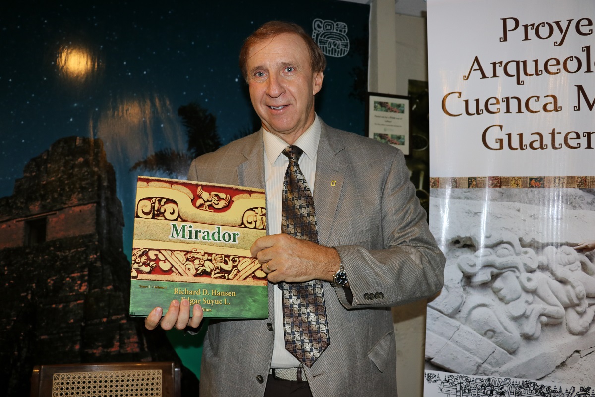 El arqueólogo Richard Hansen presenta el libro Cuenca El Mirador, en Jade Maya, Antigua Guatemala, Sacatepéquez. (Foto Prensa Libre: Julio Sicán)