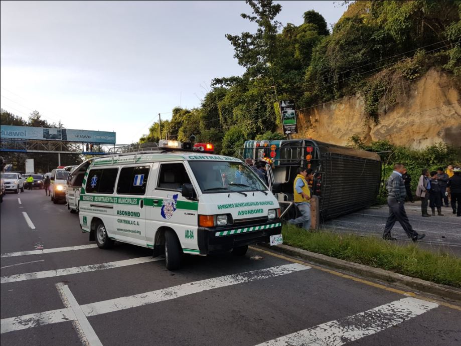 El bus de los Transportes La Esperanza volcó en el km 32 de la ruta Interamericana, Santa María Cauqué, Santiago, Sacatepéquez. (Foto Prensa Libre: @CBMDEPTAL)