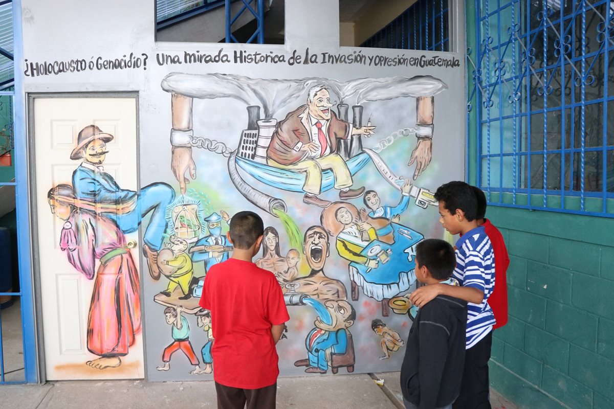 Niños quetzaltecos llegan a la sede de la Edelac, en la zona 5 de Xela, para conocer sobre la historia del país. (Foto Prensa Libre: María José Longo)