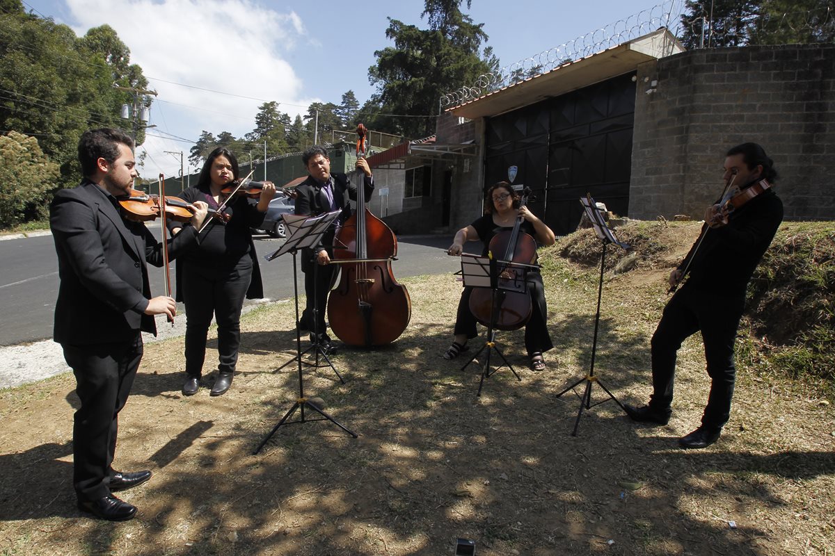 Quinteto Ecléctico interpreta la marcha fúnebre Una Lágrima, en homenaje a las 41 niñas muertas en el Hogar Seguro Virgen de la Asunción. (Foto Prensa Libre: Paulo Raquec)