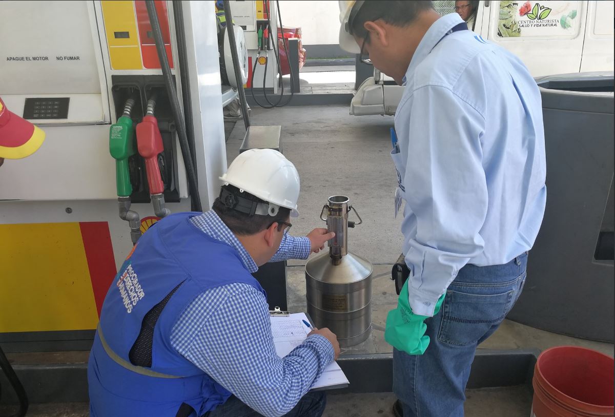 Técnicos de la Dirección de Hidrocarburos, Diaco y PDH inspeccionan la calibración de bombas de despacho en un expendio en la Calzada La Paz, zona 5. (Foto Prensa Libre: Urías Gamarro)
