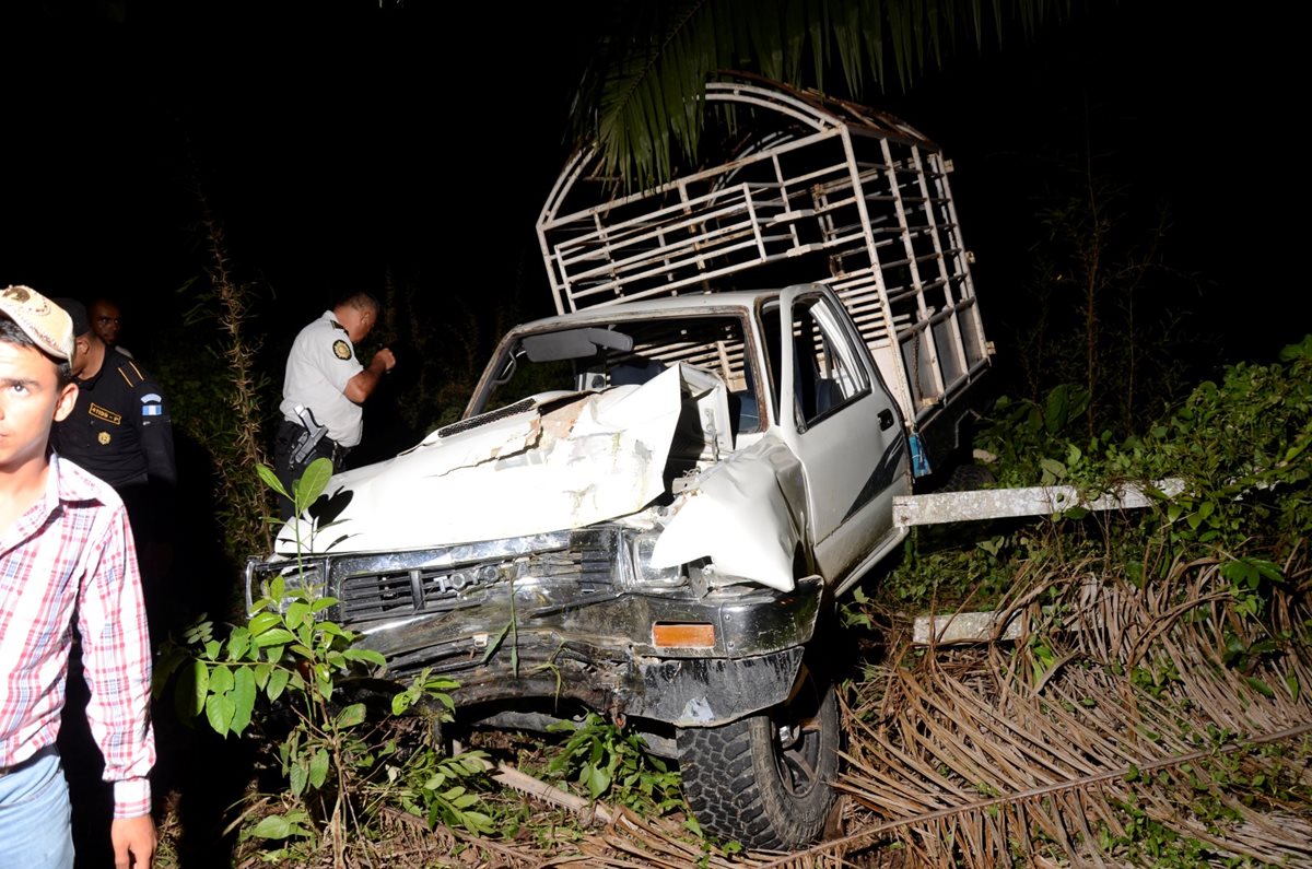 Picop en el que viajaba Nelson Ramos queda destruido, luego de choque en Sayaxché, Petén. (Foto Prensa Libre: Rigoberto Escobar)