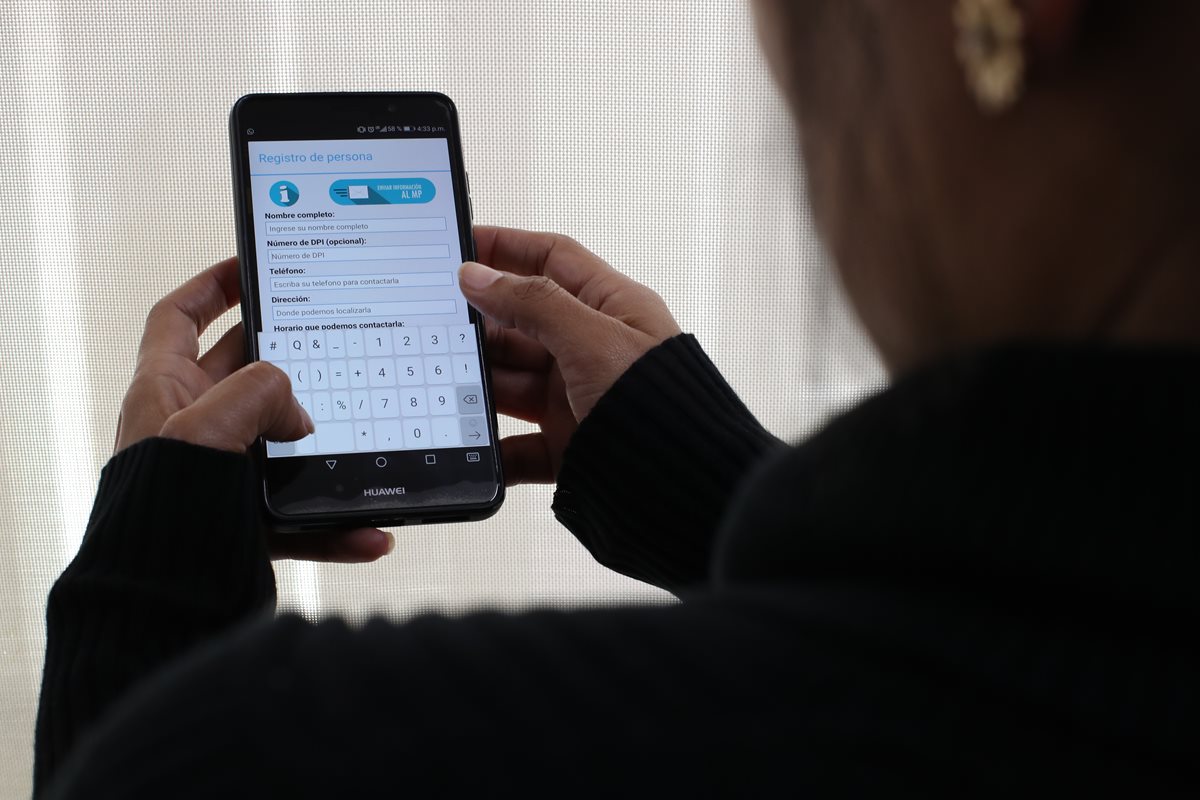 La asistencia y denuncia se puede hacer por la línea telefónica 1572 o a través de la aplicación para teléfono celular Reportes MP, la cual establece un enlace directo con un centro de llamadas que coordina con la Policía Nacional Civil. (Foto Prensa Libre: Paulo Raquec)