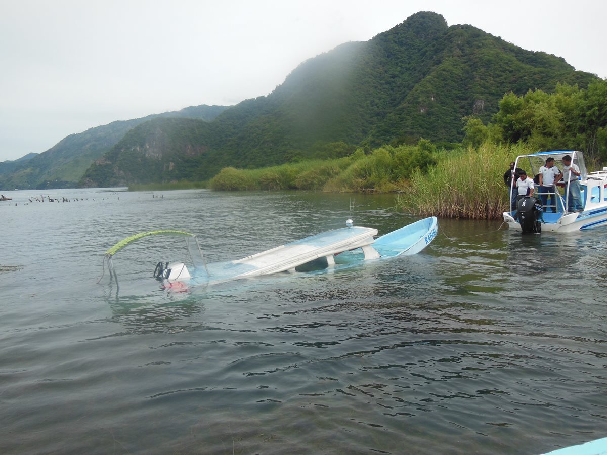 Lancha naufraga en el Lago de Atitlán, donde ocupantes resultaron ilesos. (Foto Prensa Libre: Ángel Julajuj)