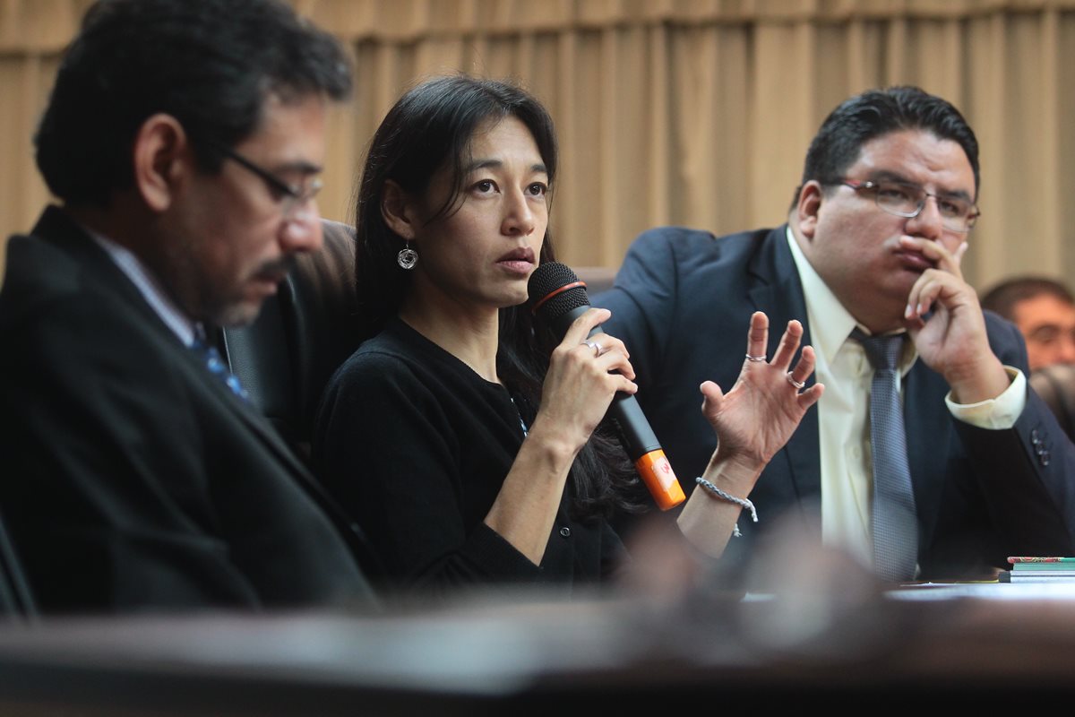 La ministra de Salud, Lucrecia Hernández Mack, junto a los viceministros Édgar González —izquierda— y Adrián Chávez.(Foto Prensa Libre: Álvaro Interiano)