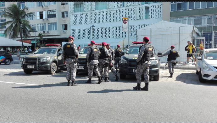 Un grupo de policías supervisa el área luego de la explosión. (Foto Prensa Libre: Jeniffer Gómez)