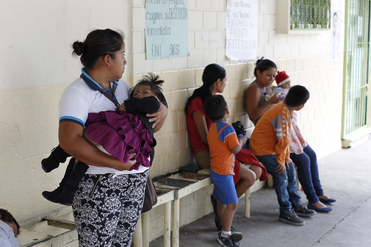Mujeres con hijos en el centro de Salud de la zona 18. (Foto Prensa Libre: Paulo Raquec)