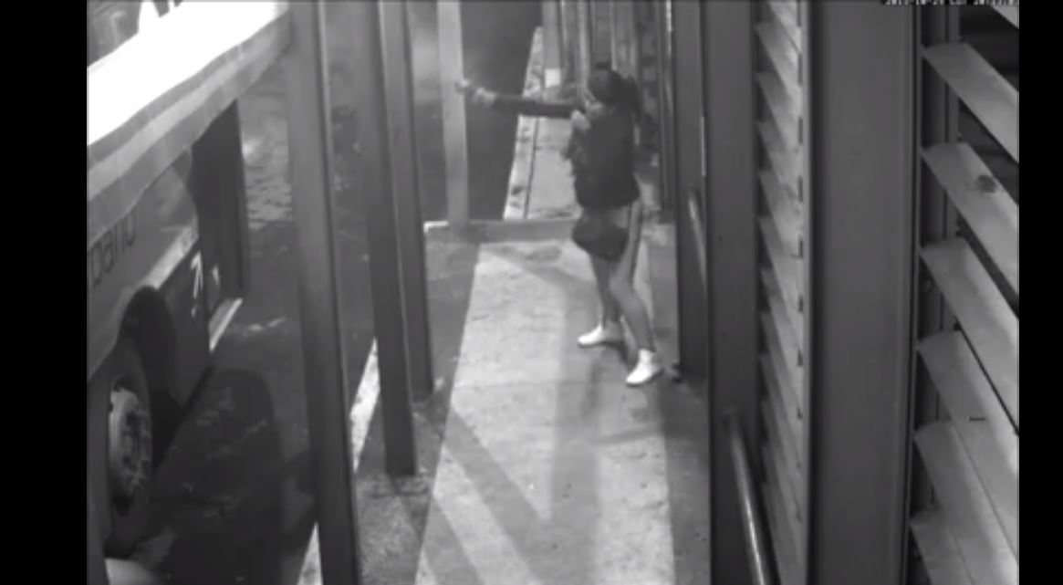 Momento en que una mujer dispara contra el piloto de un Transurbano. (Foto Prensa Libre: Facebook)