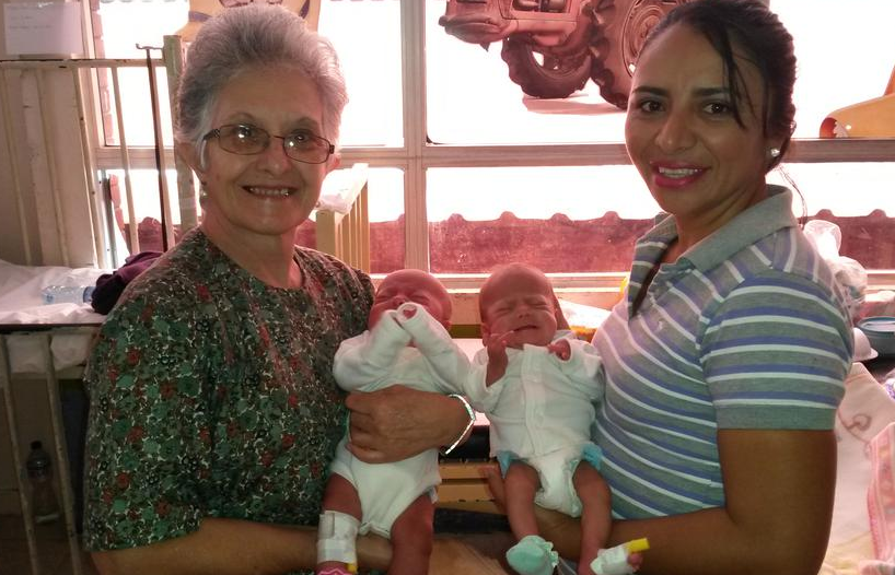 La madre nombró a sus gemelos Víctor y Victoria en agradecimiento a doña Vicky y la ayuda que le dio. (Foto Prensa Libre: Mormond Sud)