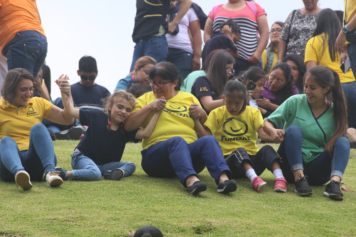 Un grupo de niños de Fundal disfrutaron de un recorrido en el Museo Miraflores. (Foto Prensa Libre: Eduardo González)